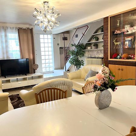 La Maison Est Situee En Face De La Gare 봉디 외부 사진