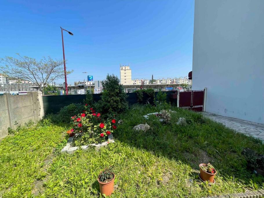La Maison Est Situee En Face De La Gare 봉디 외부 사진
