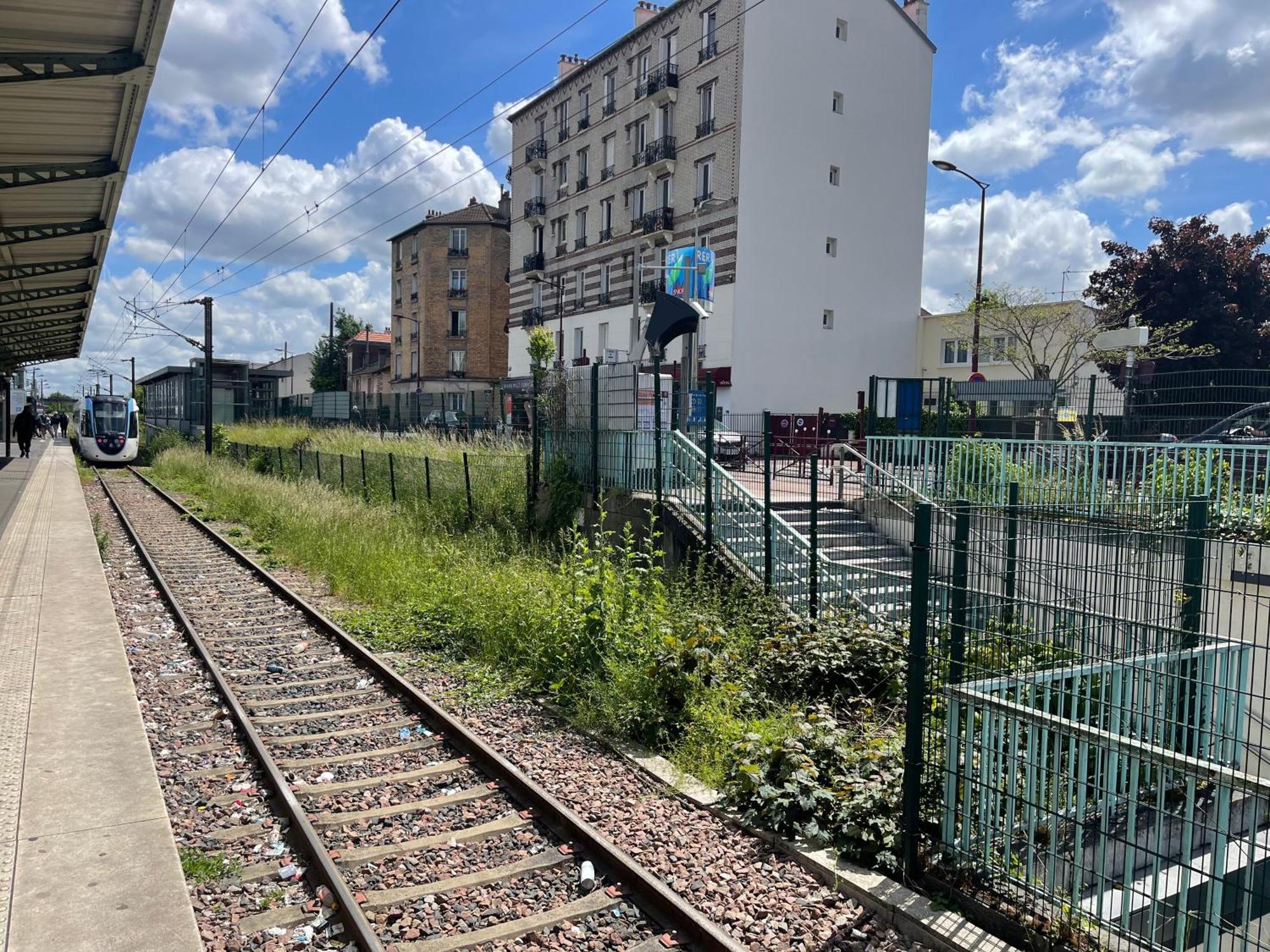 La Maison Est Situee En Face De La Gare 봉디 외부 사진