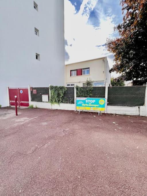 La Maison Est Situee En Face De La Gare 봉디 외부 사진