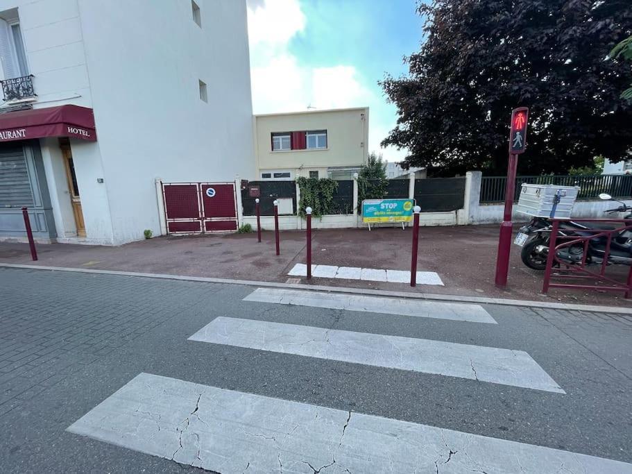 La Maison Est Situee En Face De La Gare 봉디 외부 사진