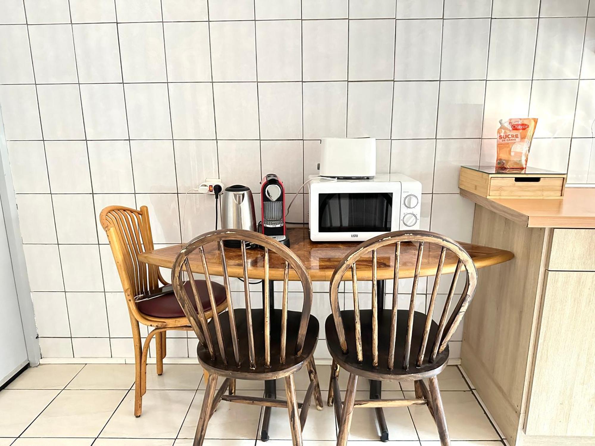 La Maison Est Situee En Face De La Gare 봉디 외부 사진