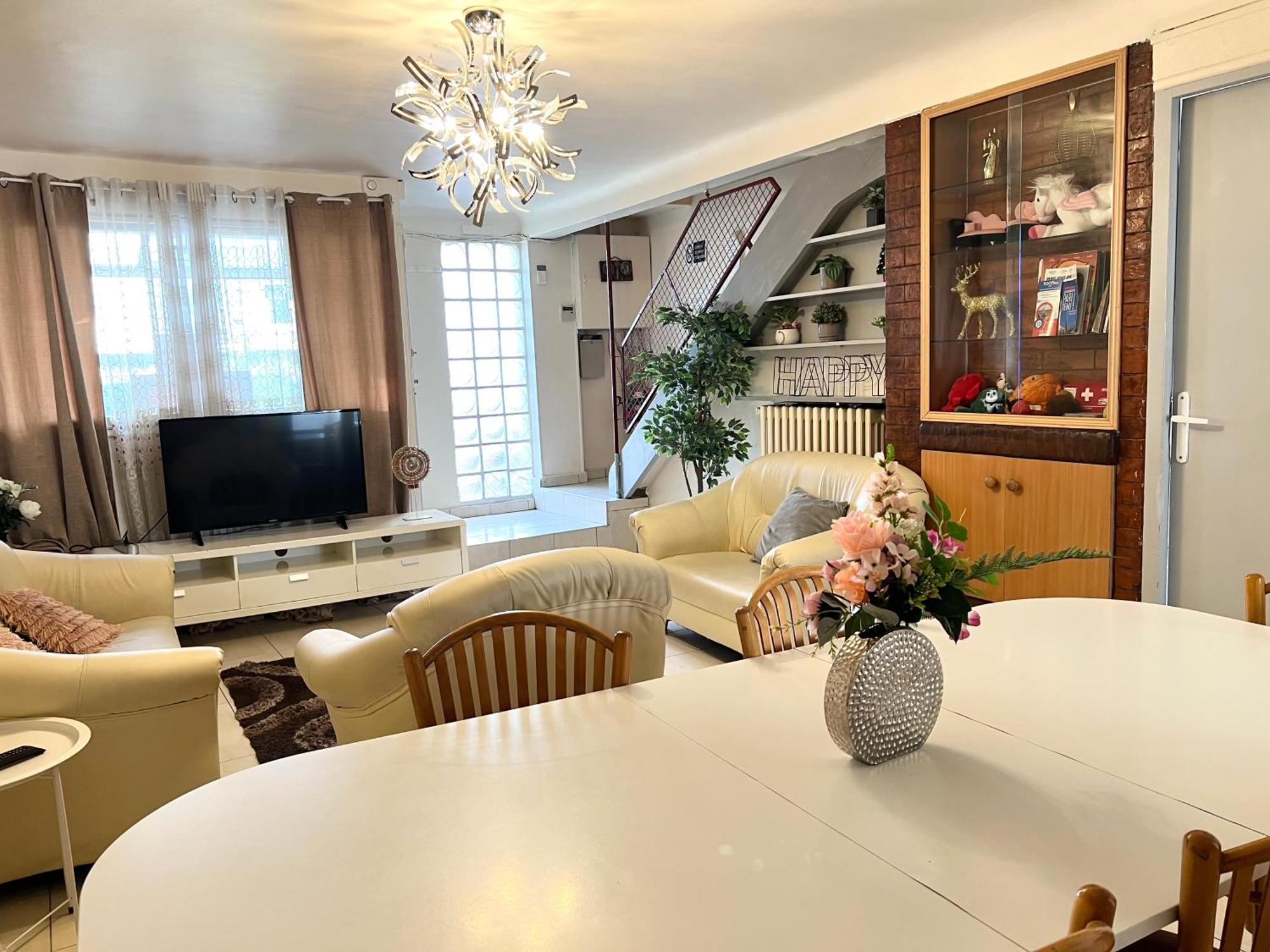 La Maison Est Situee En Face De La Gare 봉디 외부 사진