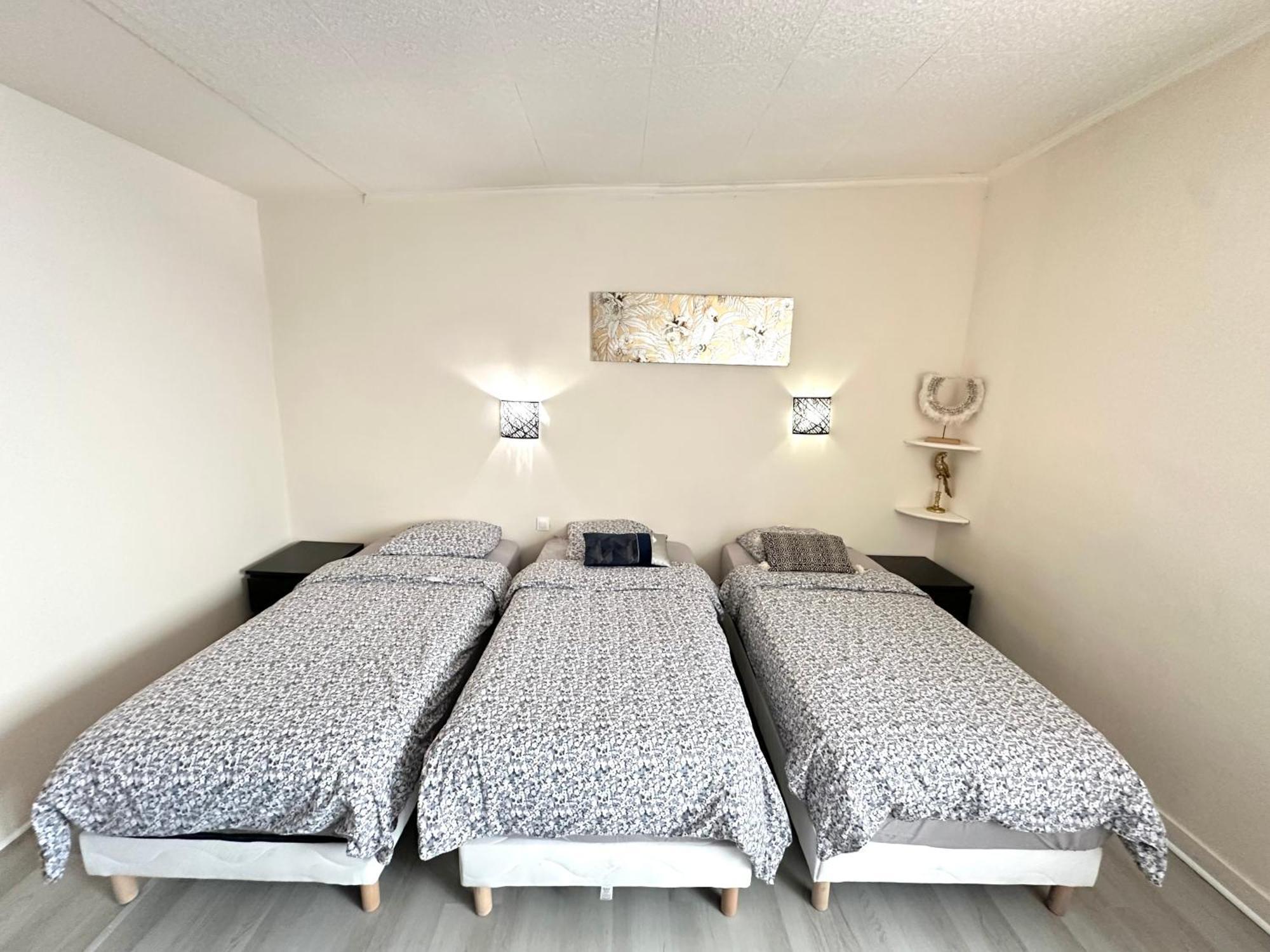 La Maison Est Situee En Face De La Gare 봉디 외부 사진