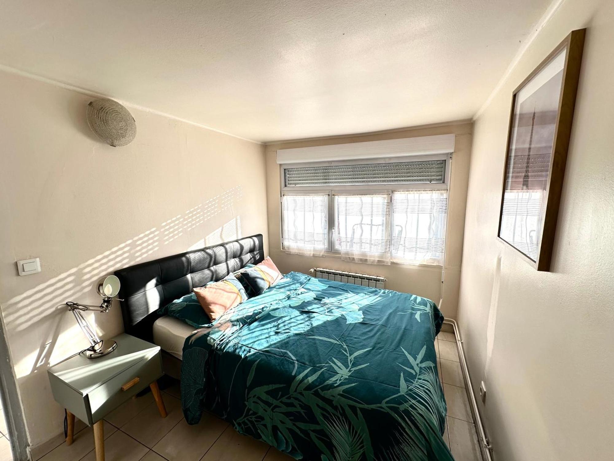 La Maison Est Situee En Face De La Gare 봉디 외부 사진