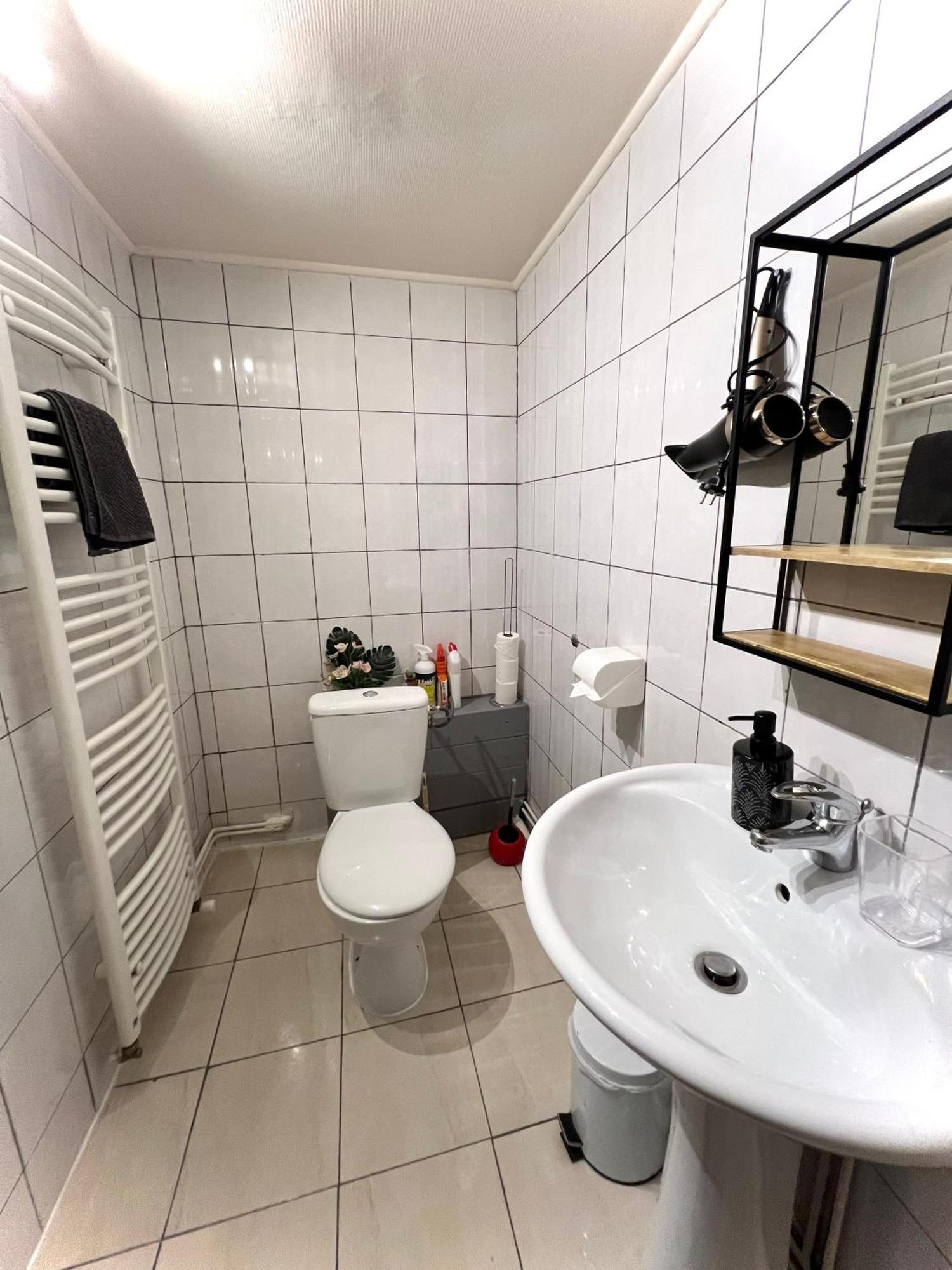 La Maison Est Situee En Face De La Gare 봉디 외부 사진
